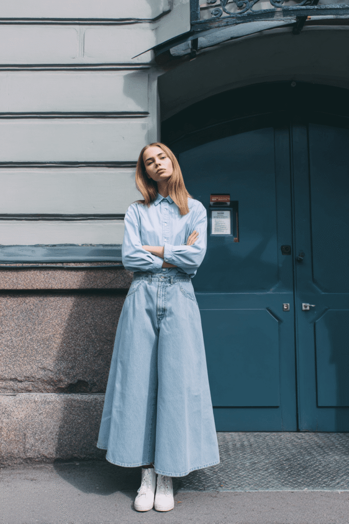 Baggy jeans styled in a minimalist 2026 denim outfit